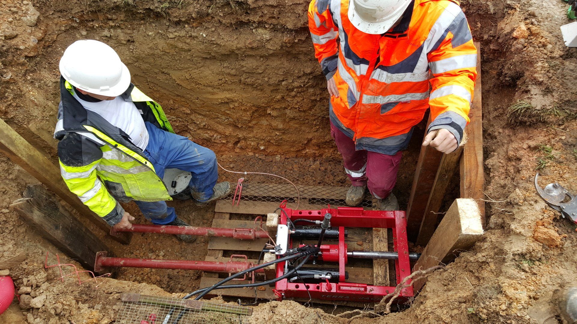 Fonçage horizontal dirigée avec le FONCEUR HORIZONTAL DIRIGÉ COMPACT TERRA-JACK 125