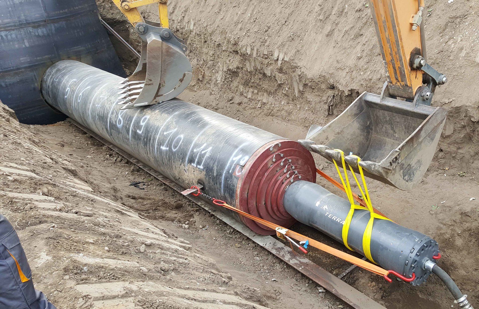 Chantier pousse-tube avec le MARTEAU POUSSE-TUBE TERRA-HAMMER TR 565