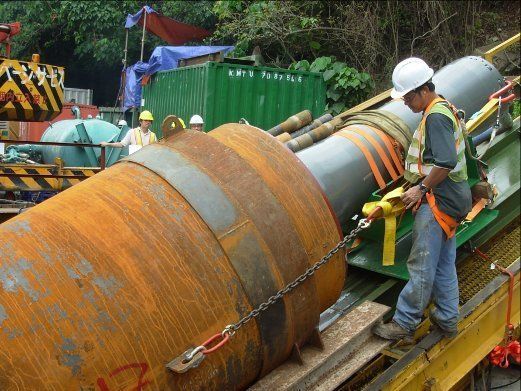 Aide à l'insertion de tube acier lors de la traction avec une foreuse horizontale dirigée HDD