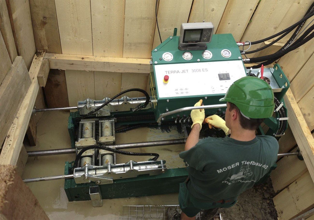 Foreuse Horizontale Dirigée HDD de fond de fouille TERRA-PIT DJ18 avec 4 vérins de calage