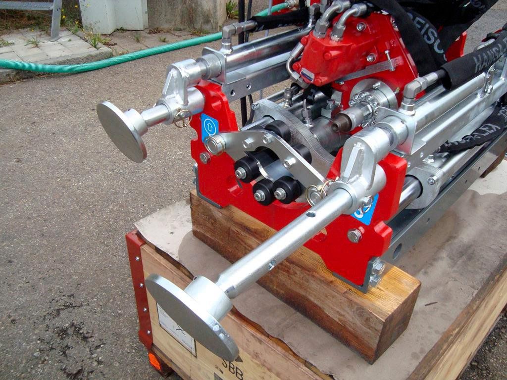 Foreuse Horizontale Dirigée de fond de fouille MINI-JET MJ1600 DR avec 4 vérins hydrauliques