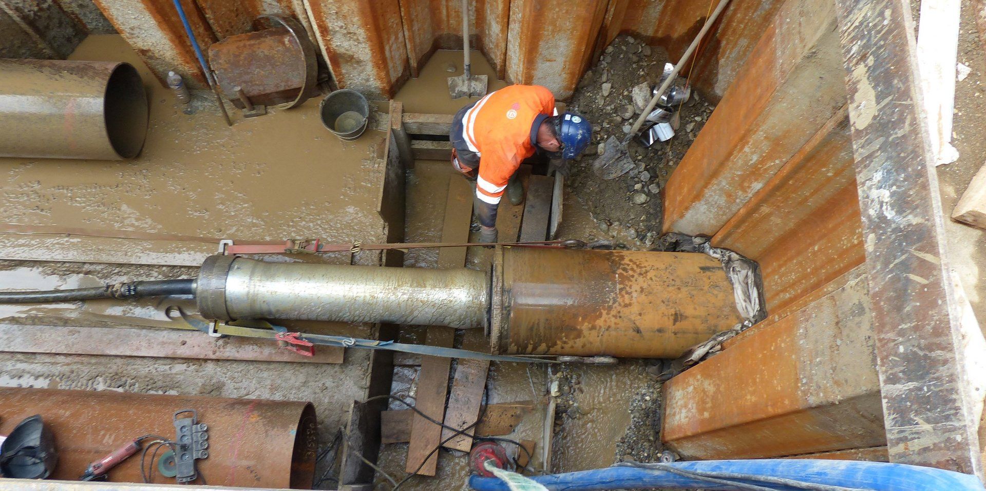 Chantier pousse-tube avec le MARTEAU POUSSE-TUBE TERRA-HAMMER TR 360