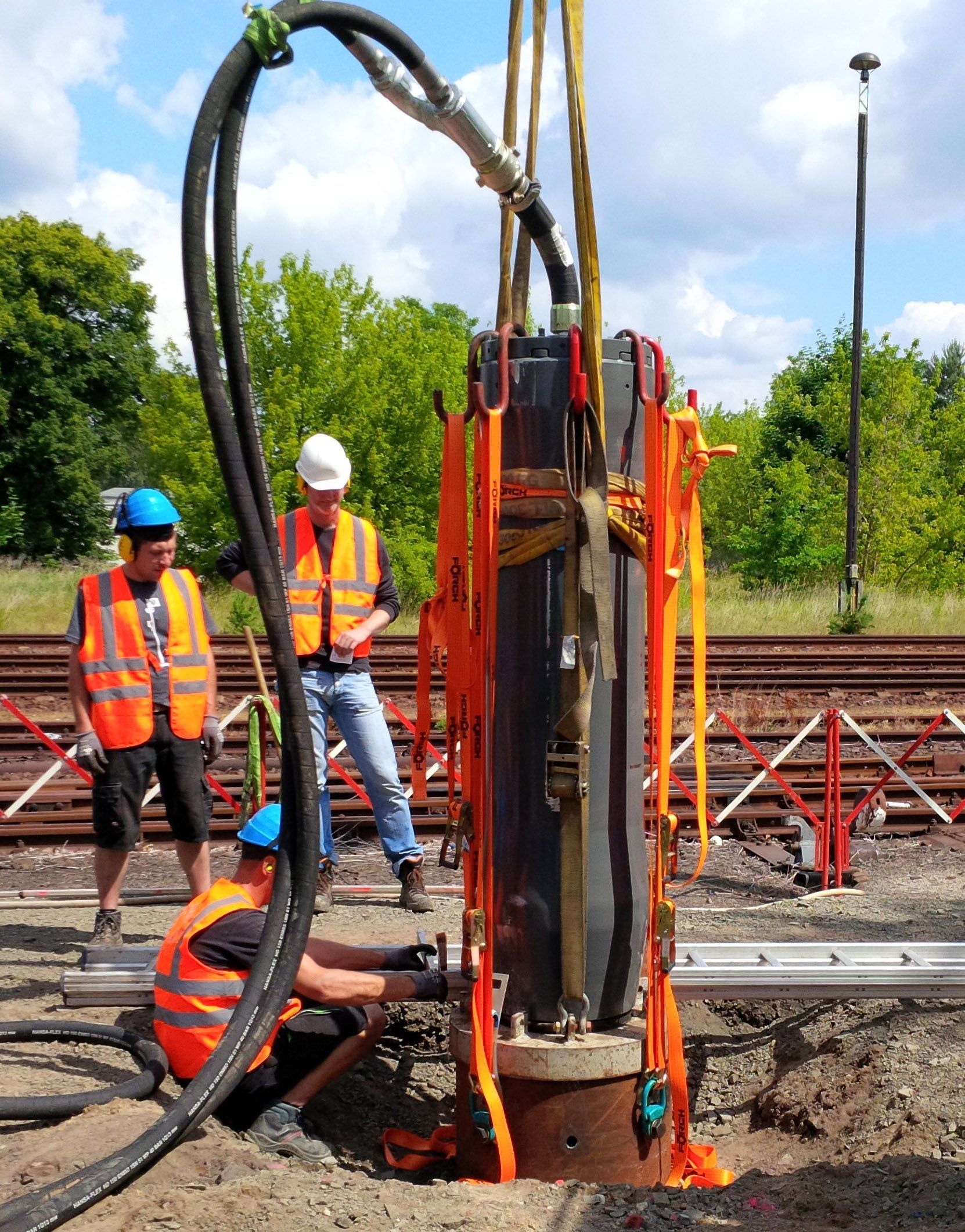 Chantier pousse-tube avec le MARTEAU POUSSE-TUBE TERRA-HAMMER TR 565