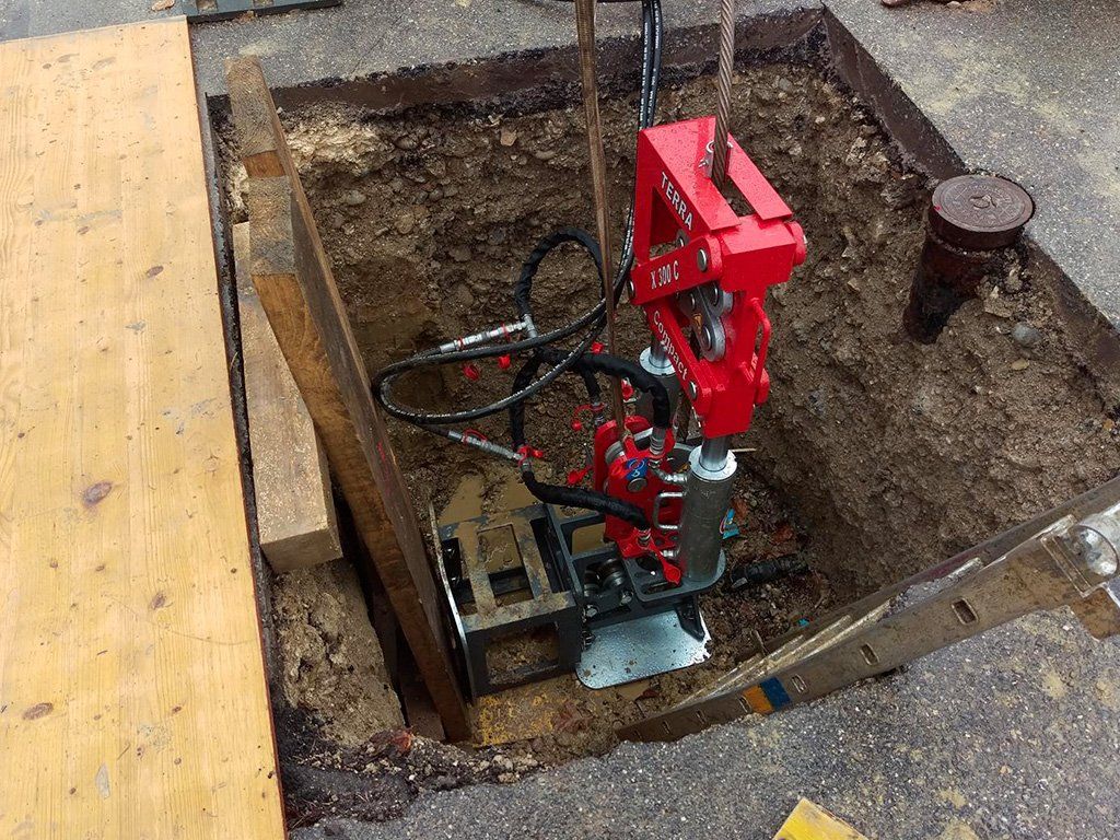 Travail en fouille de l'éclateur à câble TERRA-EXTRACTOR X 300