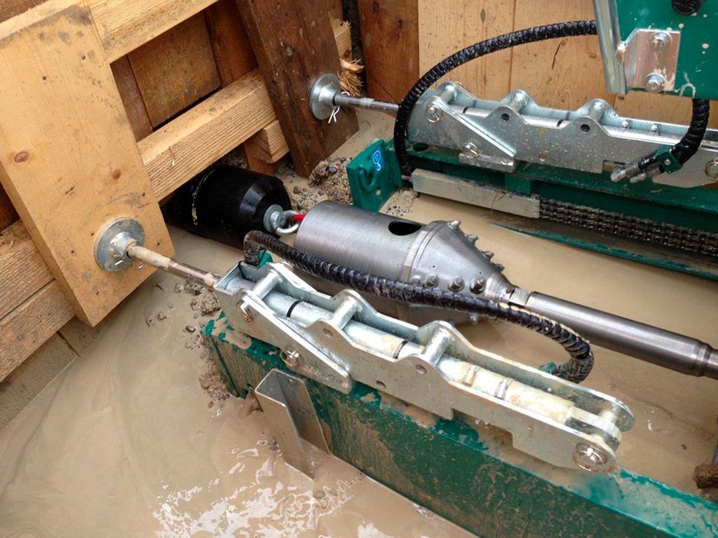 Foreuse Horizontale Dirigée HDD de fond de fouille TERRA-PIT DJ18 avec système de désaccouplement des tiges de forage