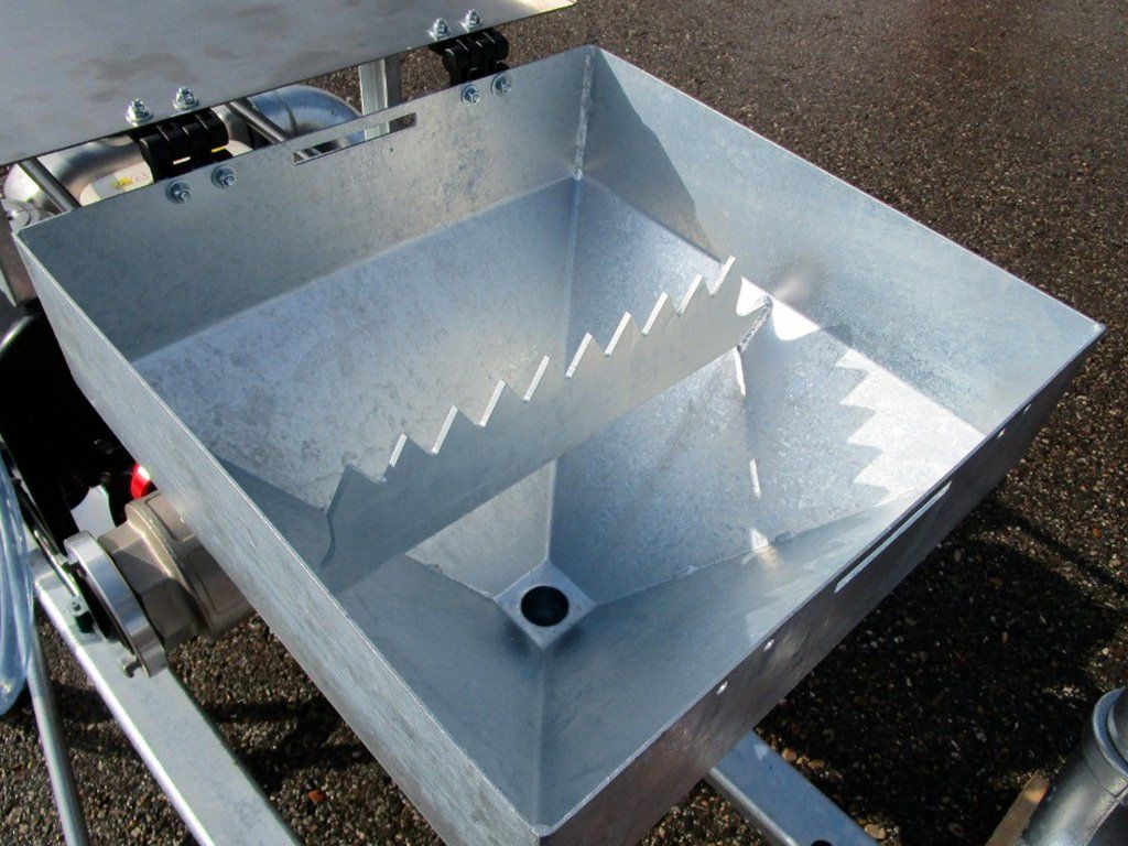 Le large entonnoir avec sa scie pour sac à Bentonite de la station de mélange de boue de forage HDD MS1200