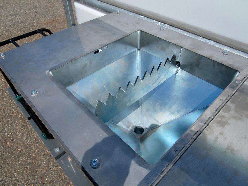 Le large entonnoir avec sa scie pour sac à Bentonite de la station de mélange de boue de forage HDD MS700