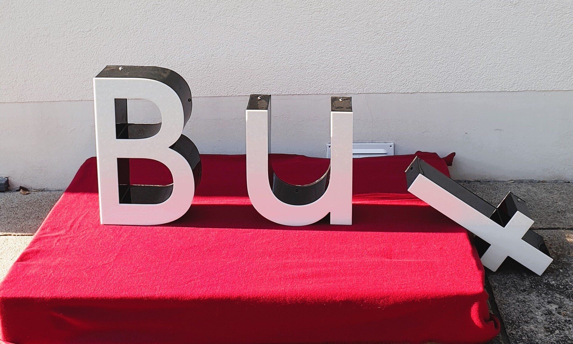 BUT... #4letterart Installation von Georg Steidinger