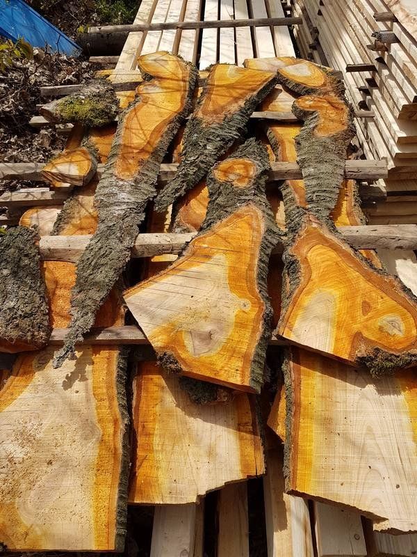 gesägte unbesäumte Bretter aus Kirsche gesägte unbesäumte Bretter aus Kirsche