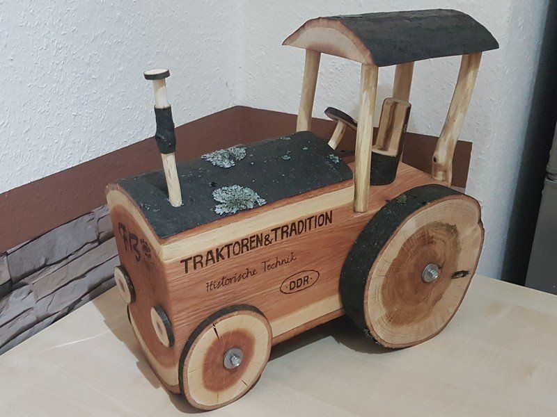 Holztraktor aus Roteiche mit Gravur Exklusives Lieblingsstück Unikat Handarbeit