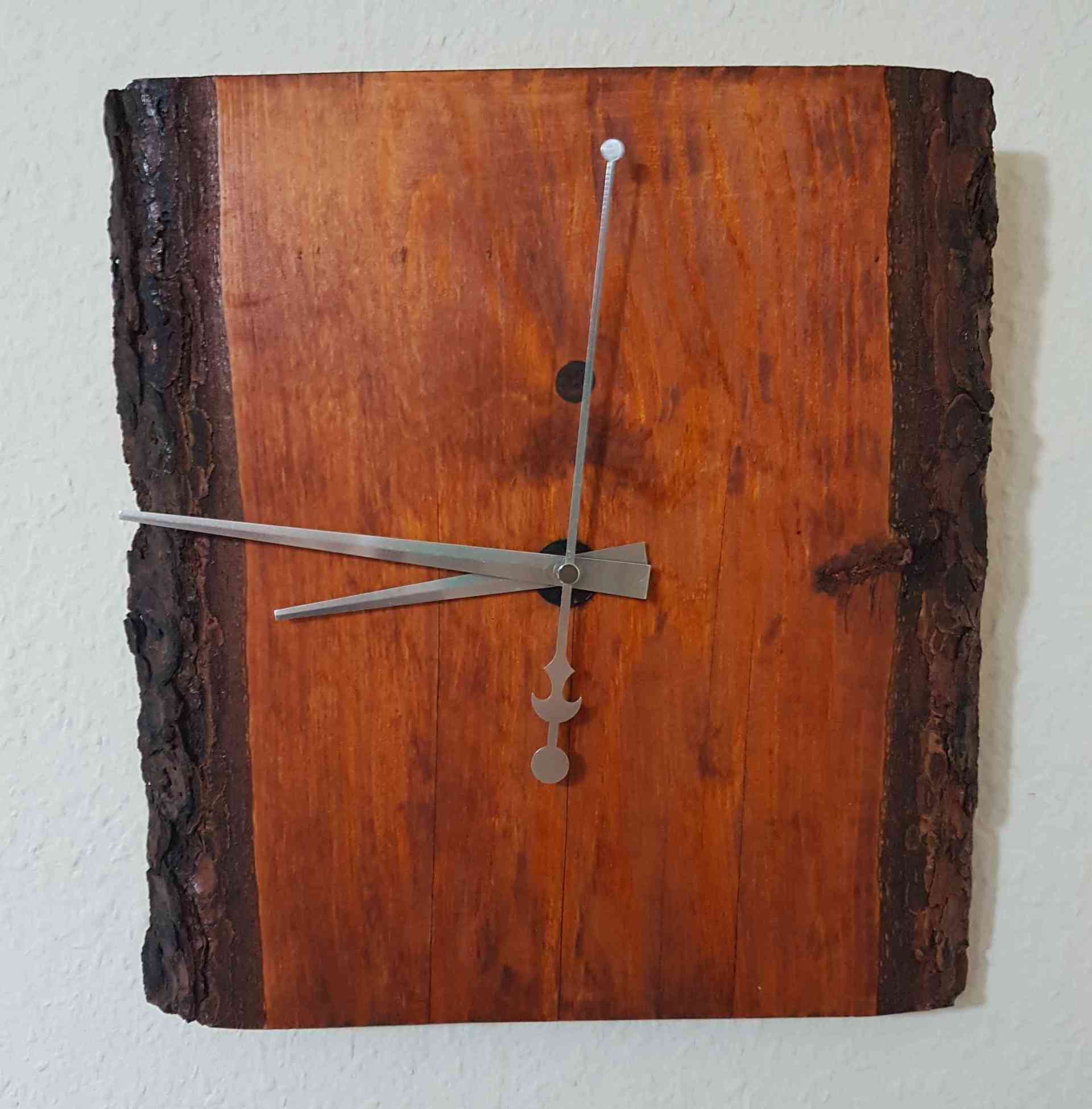 Wanduhr aus Holz Fichtenbrett geölt Exklusives Lieblingsstück Unikat Handarbeit