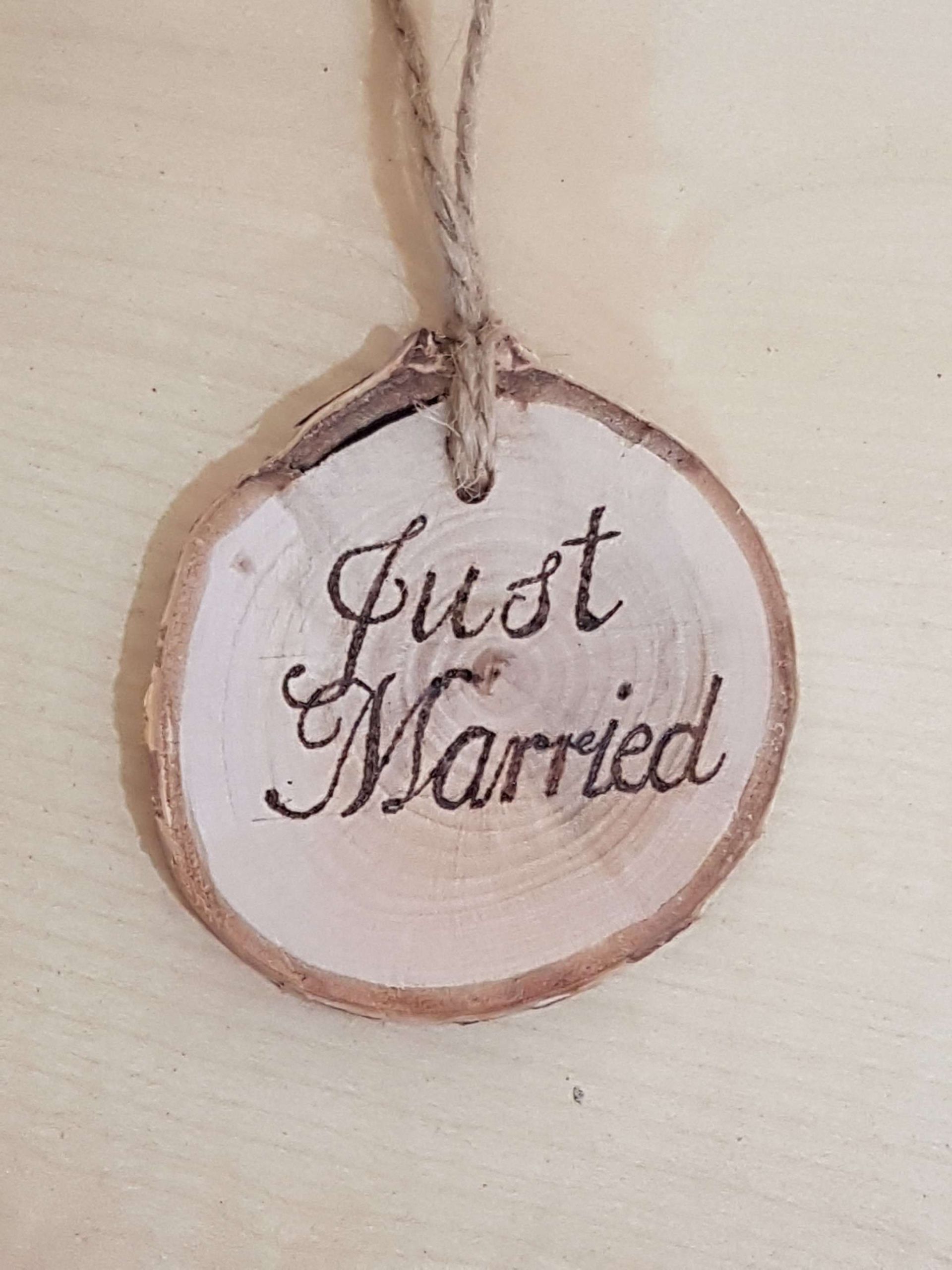 Gravur auf Astsscheiben mit einem Brandmalkolben Gravur auf Astsscheiben mit einem Brandmalkolben