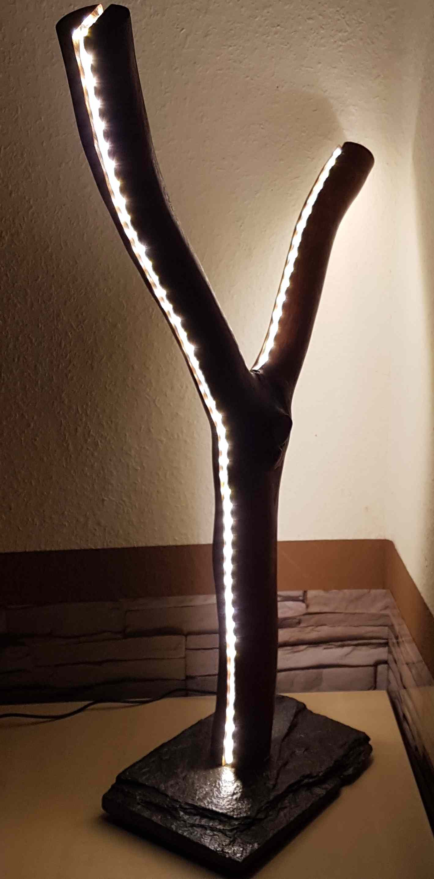 Stehlampe aus verzweigten Ast mit LED Stripe Exklusives Lieblingsstück