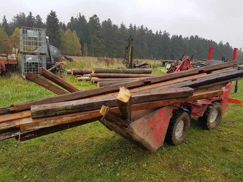 alte Balken vom Brennholzhaufen alte Balken vom Brennholzhaufen