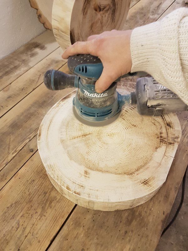 Fichtenscheiben beim Schleifen mit Exzenterschleifer Fichtenscheiben beim Schleifen mit Exzenterschleifer