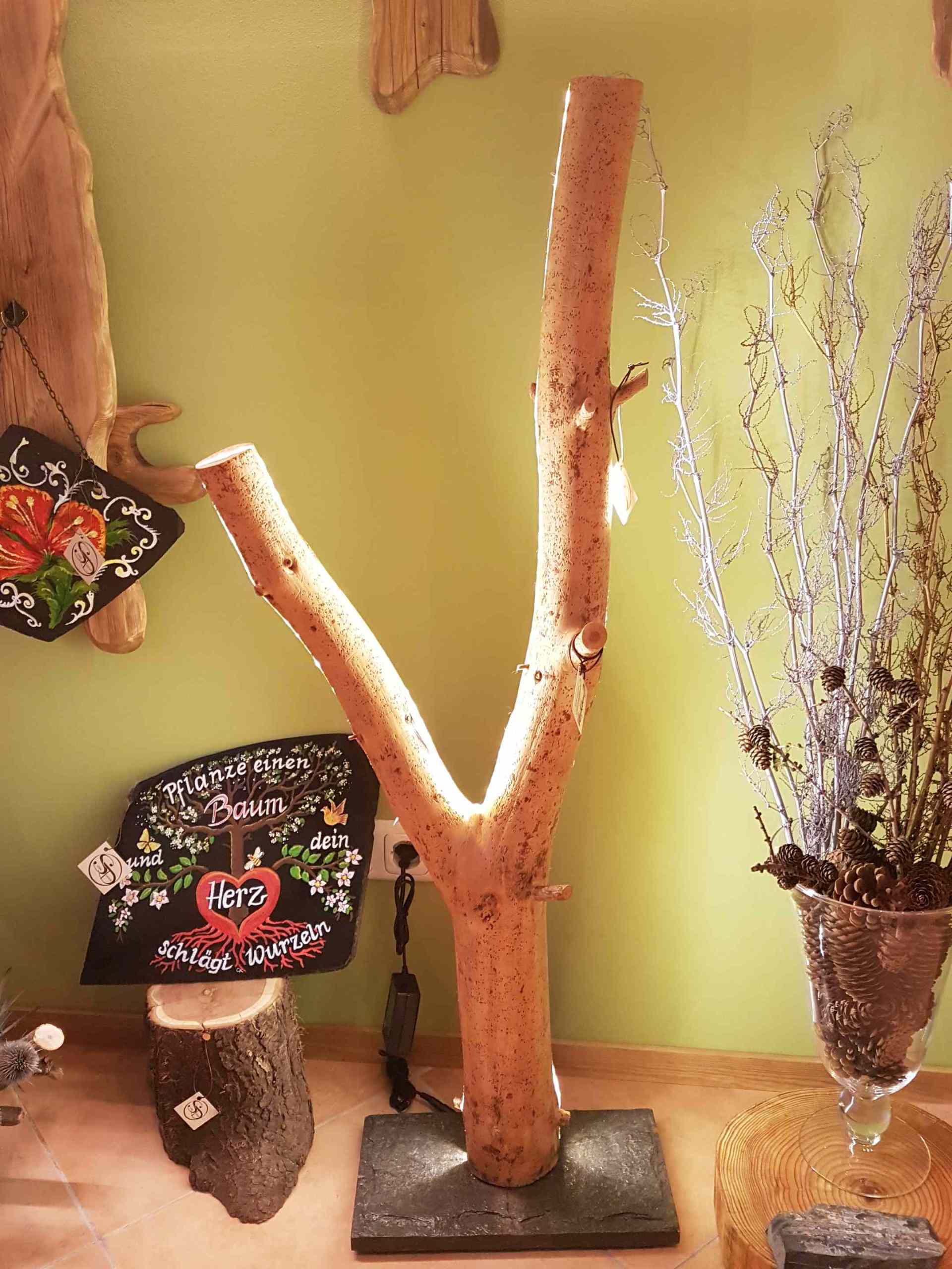 Stehlampe aus Kiefern Ast mit LED Stripe Exklusives Lieblingsstück