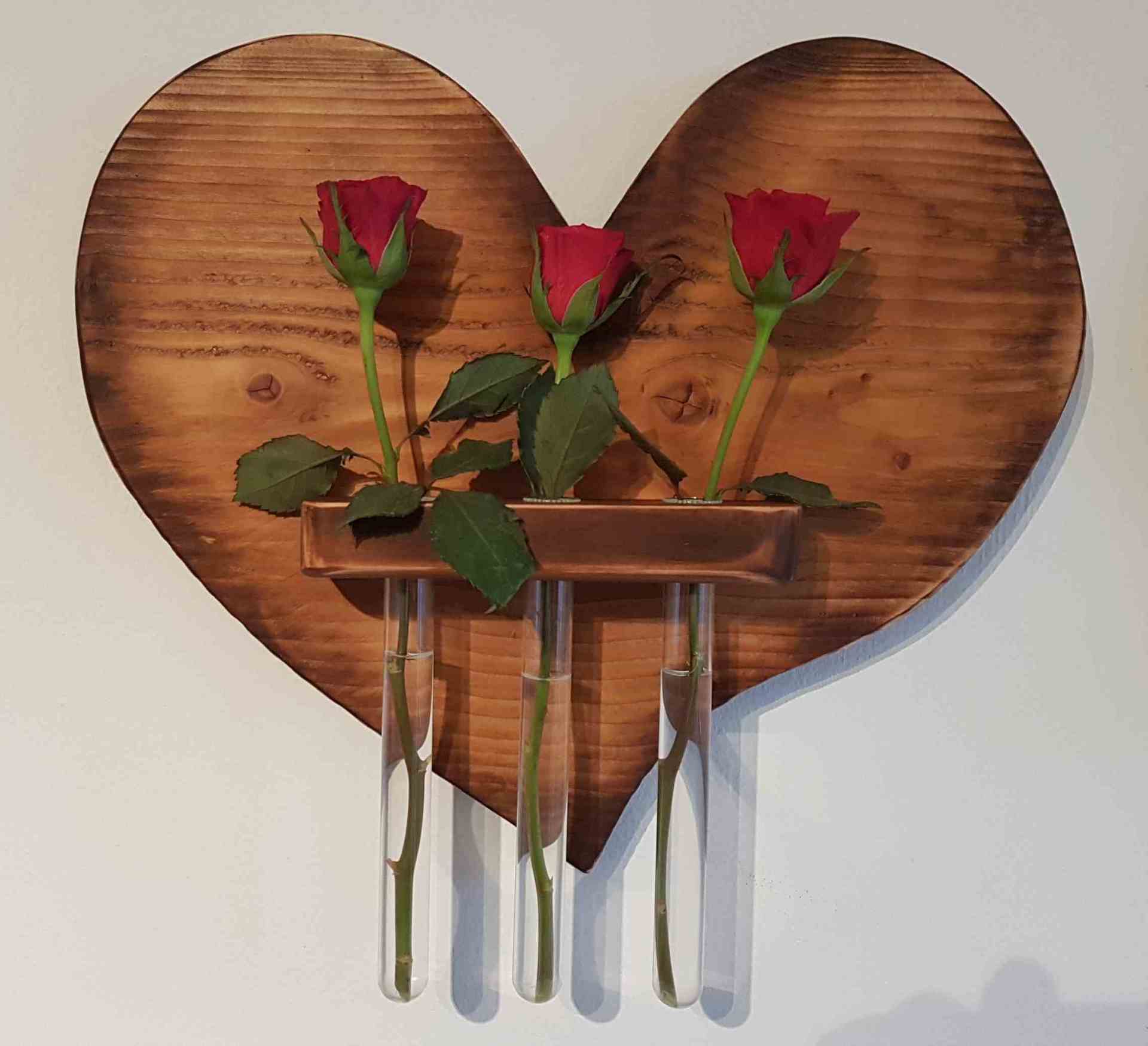 Wanddeko aus Holz Fichte als Vase in Herzform Exklusives Lieblingsstück Unikat Handarbeit
