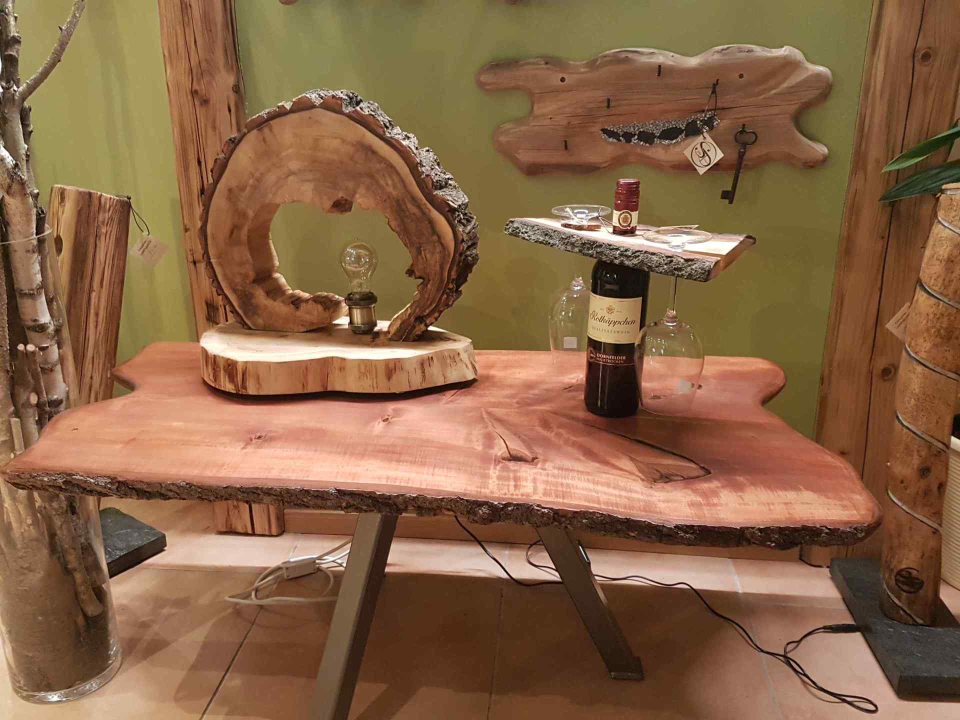 Couchtisch aus massiver Holzplatte Linde gebeizt Exklusives Lieblingsstück Unikat Handarbeit