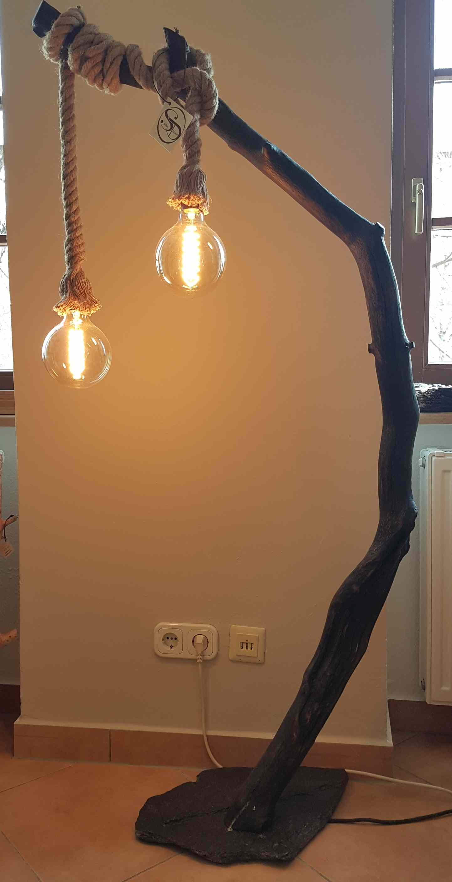 Stehlampe aus Holz Ast mit Seil Exklusives Lieblingsstück