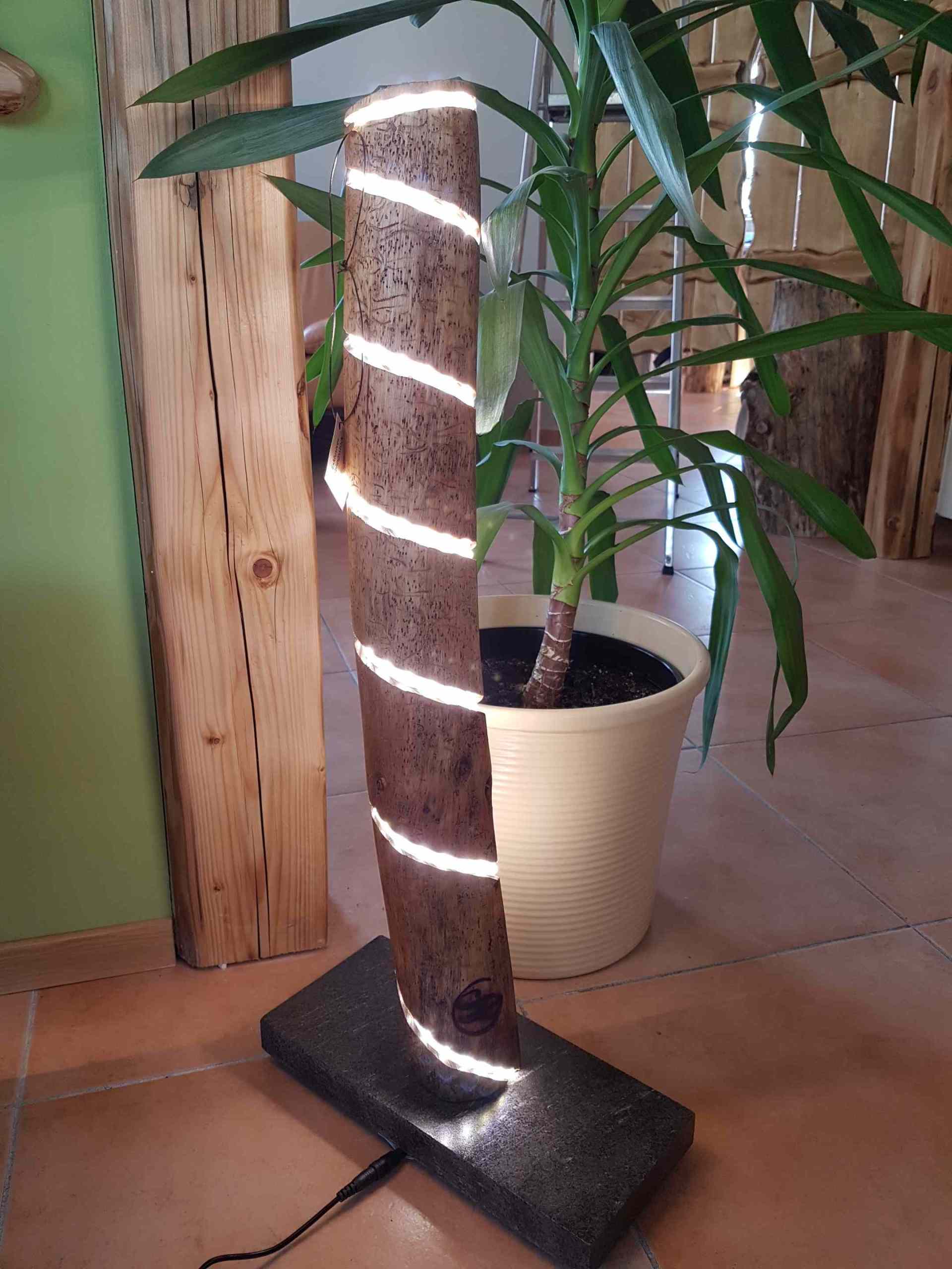 Stehlampe aus Holz, Kiefernast mit LED-Stripe Stehlampe aus Holz, Kiefernast mit LED-Stripe