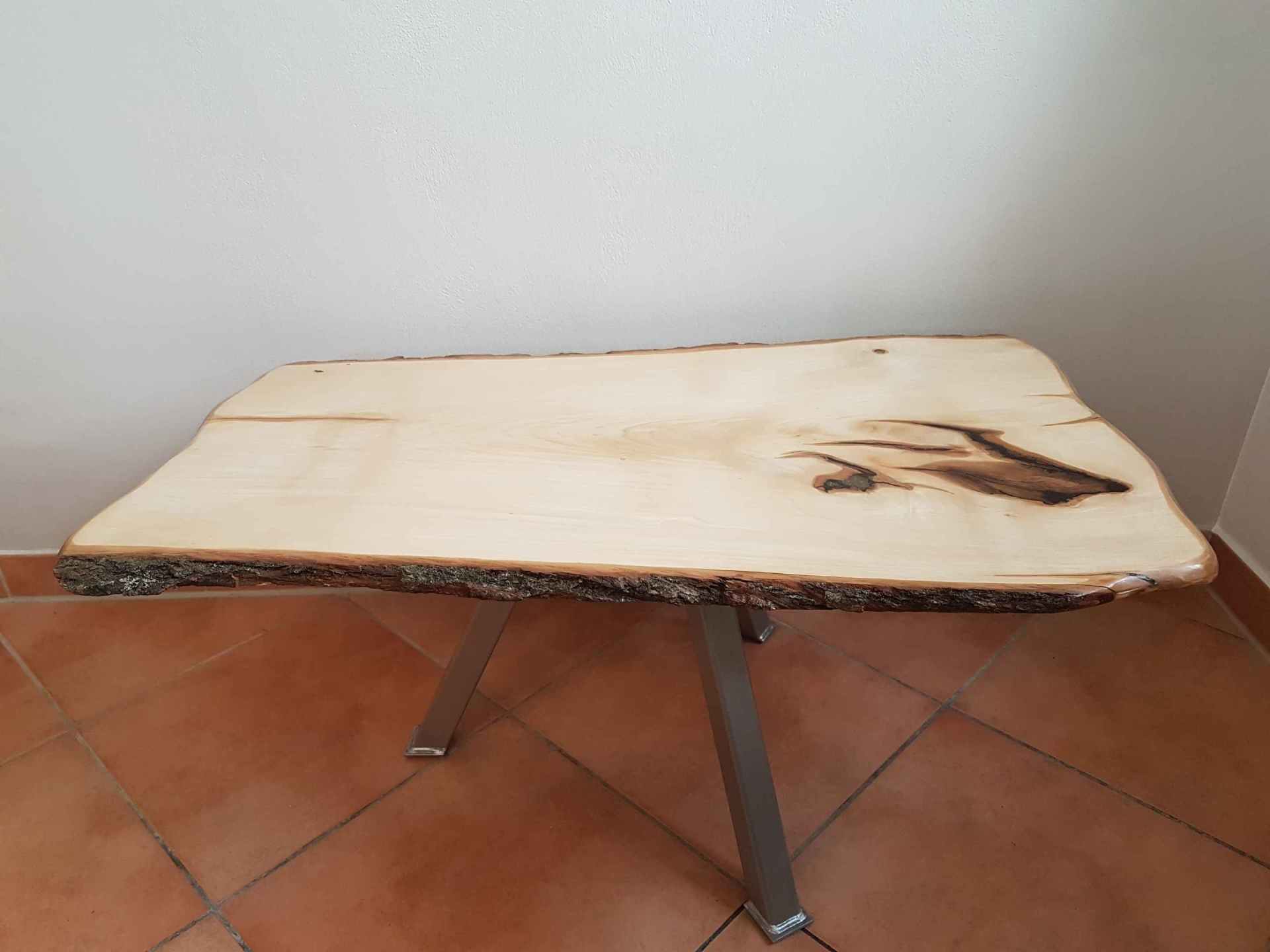 Couchtisch mit Tischplatte aus Linde Couchtisch mit Holzplatte, Linde