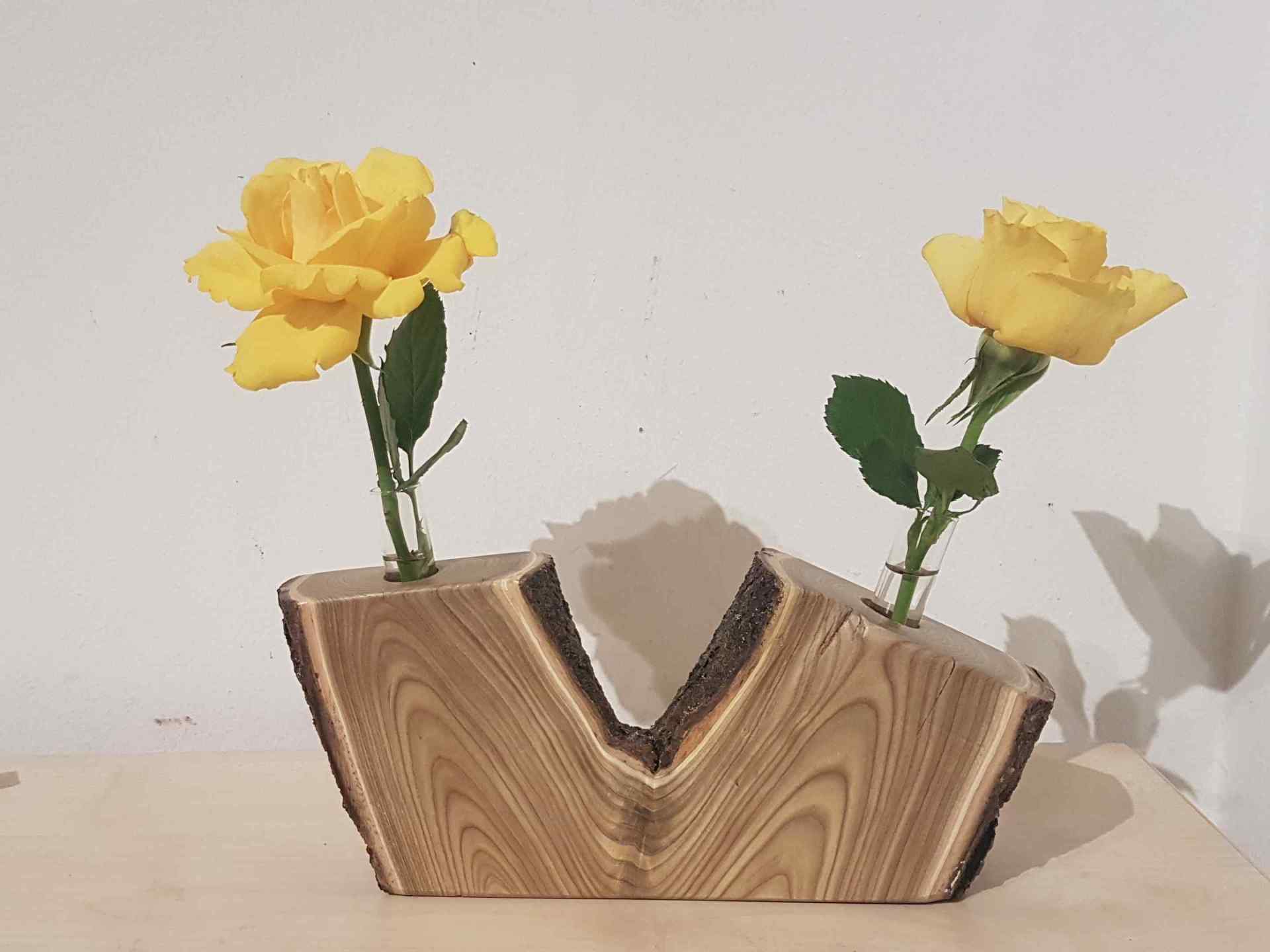 Holzvase mit Reagenzglas aus Essigbaum lackiert Exklusives Lieblingsstück Unikat Handarbeit