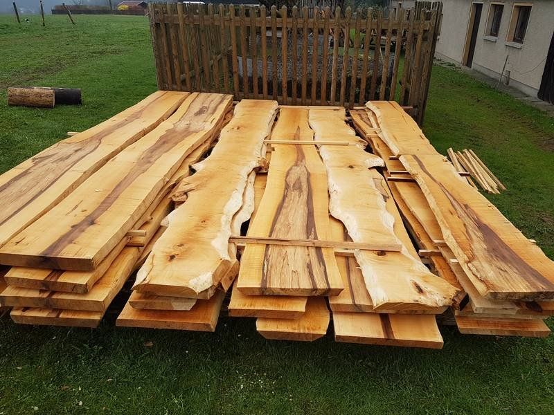 Ahorn- und Eschebretter frisch gesägt Stapel mit Ahornbretter und Eschebretter frisch gesägt