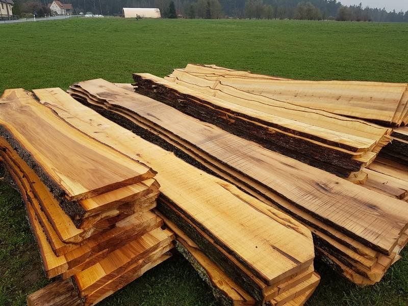 Bretter verschiedener Bäume frisch gesägt Stapel mit Bretter verschiedener Bäume frisch gesägt