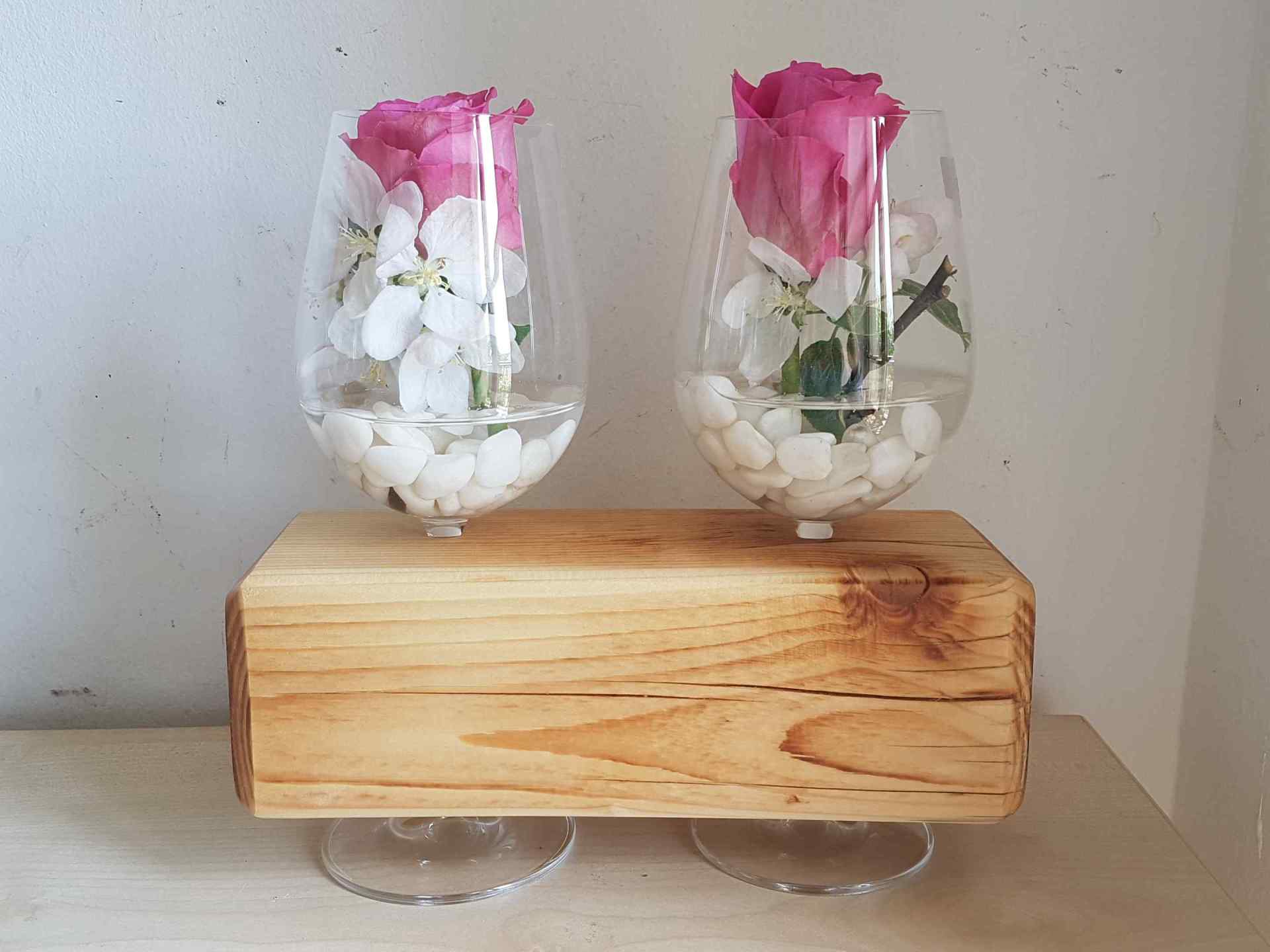 Blumenvase Kerzenständer aus altem Balken mit Weingläsern