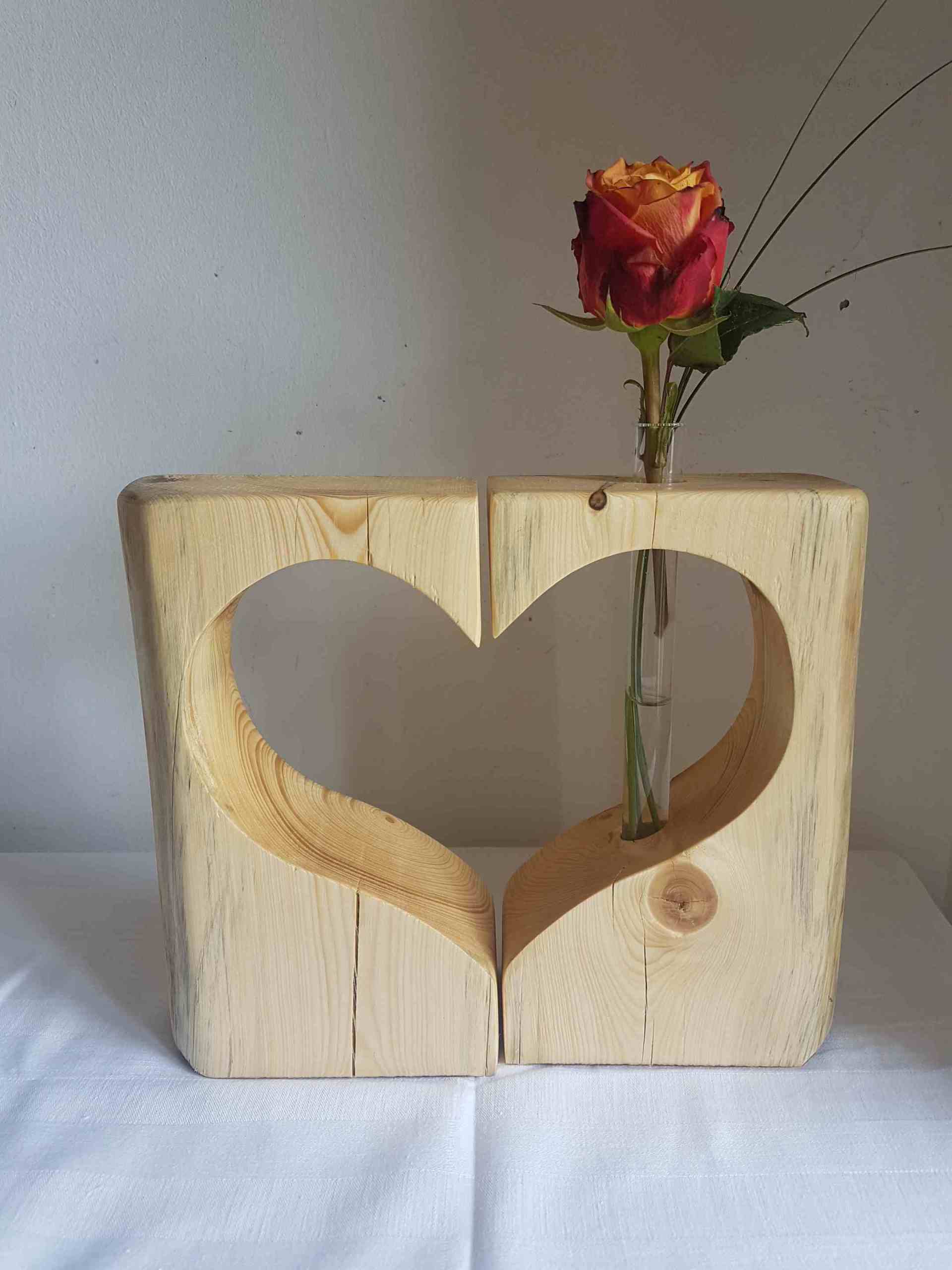 Holzvase mit Reagenzglas Fichte geölt in Herzform Exklusives Lieblingsstück Unikat Handarbeit