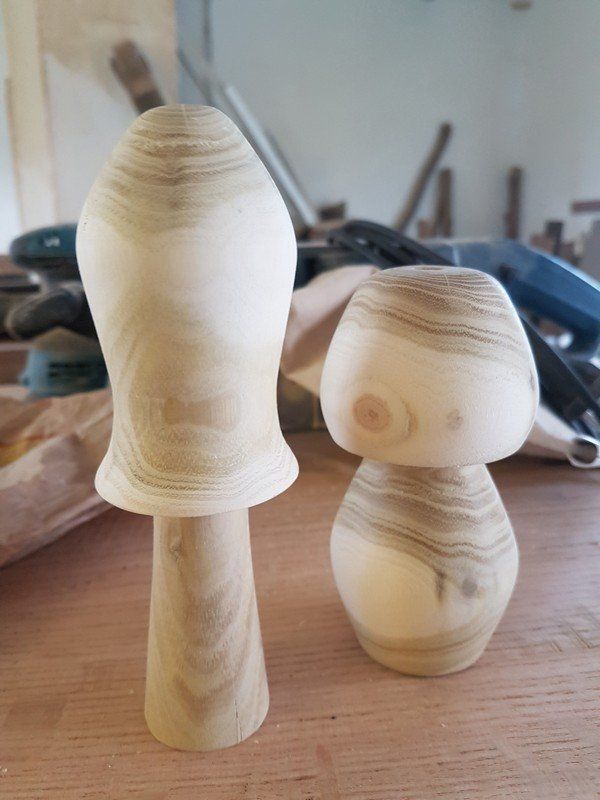 fertig gedrechselte Pilze aus Robinie fertig gedrechselte Pilze aus Robinie