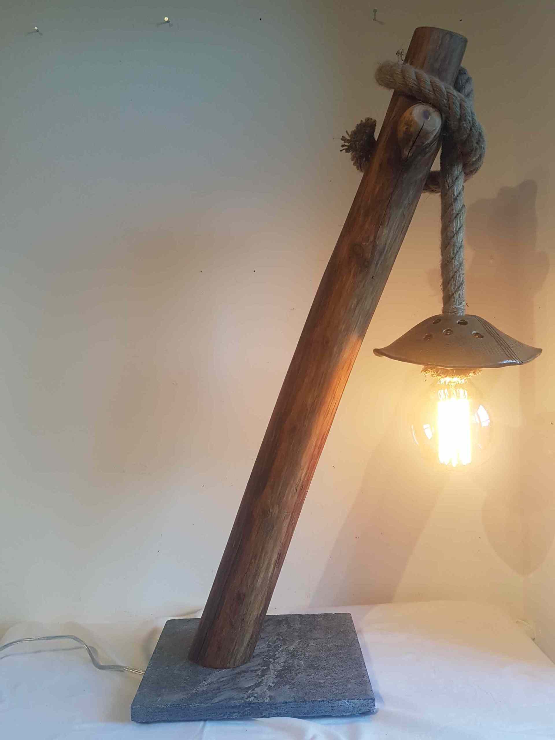 Stehlampe aus Esche Ast mit Seil und Tonschirm Exklusives Lieblingsstück