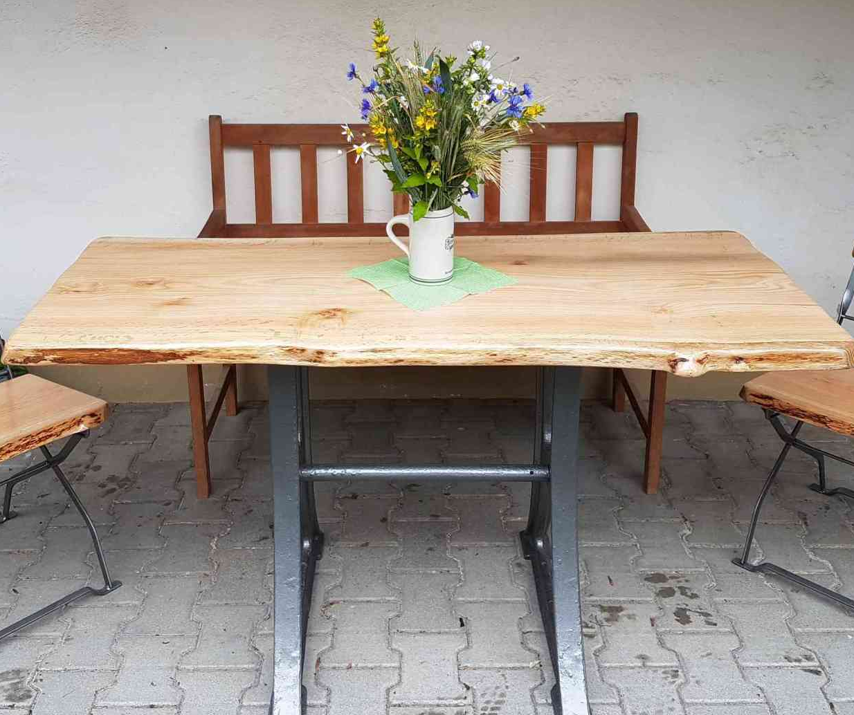 Gartentisch mit Eichenplatte Gartentisch aus einer Massivholzplatte Eiche und schweren Gußgestell, Handarbeit