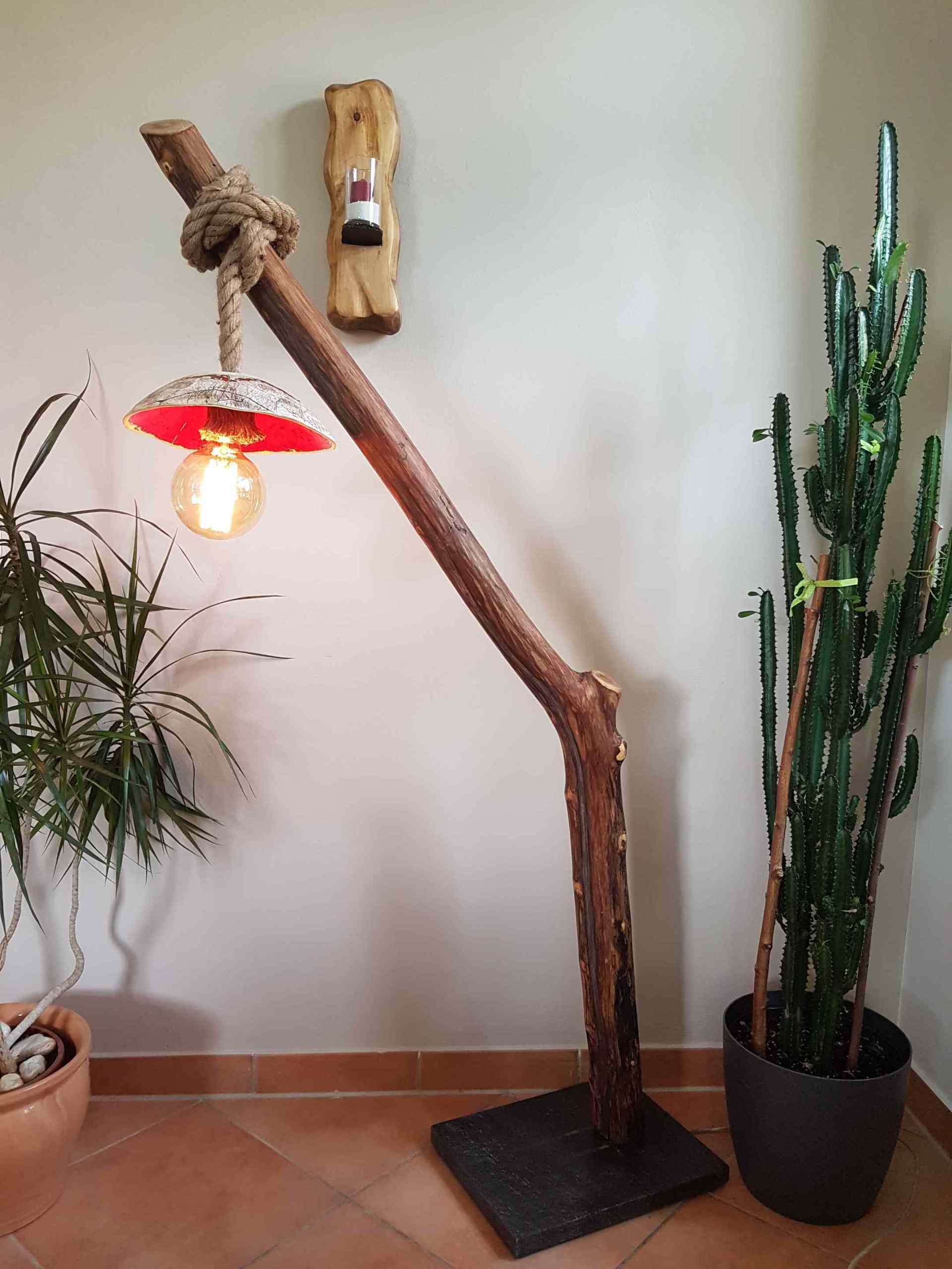 Stehlampe aus einem Ast von einer Esche mit Seil und Ton-Schirm, Handarbeit