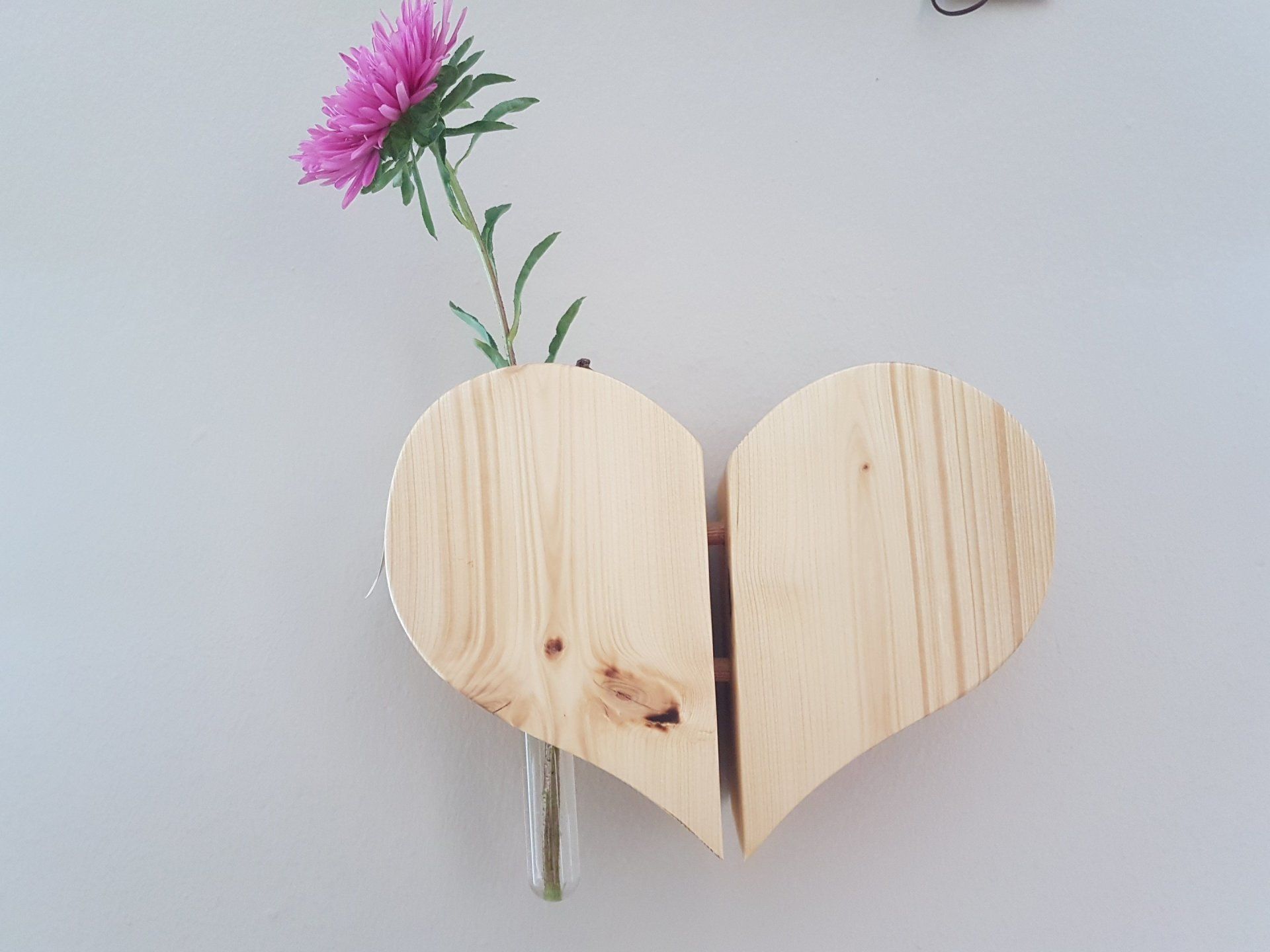 Wanddeko aus Holz Fichte als Vase in Herzform Exklusives Lieblingsstück Unikat Handarbeit