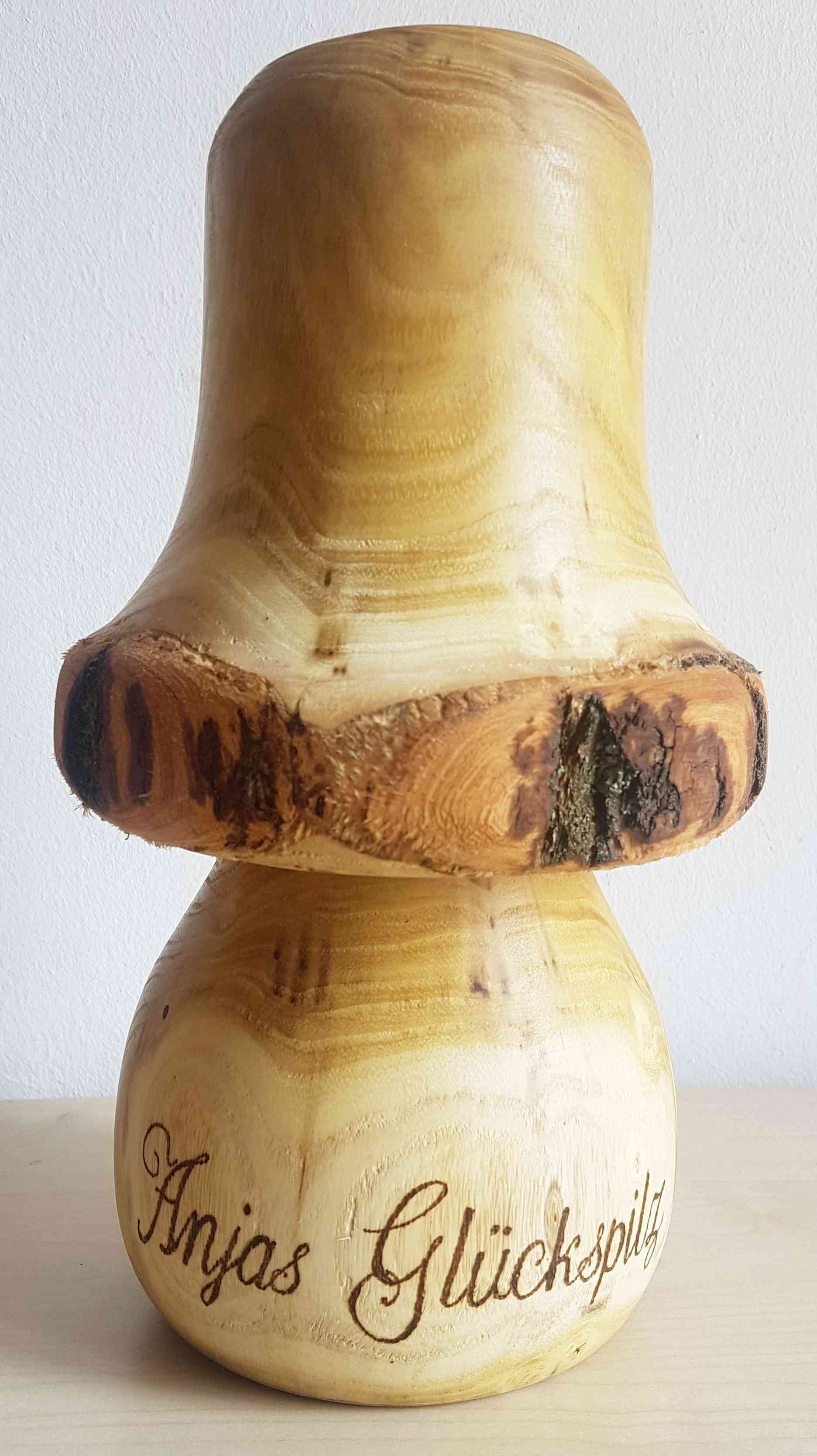 großer gedrechselter Pilz aus Robinie mit Gravur großer gedrechselter Pilz aus Robinie mit Gravur