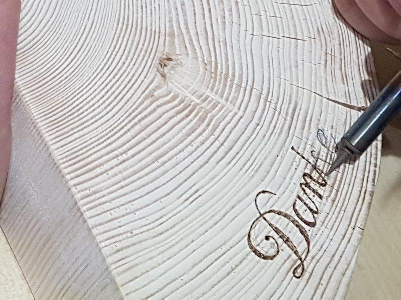 Individualisieren von Lieblingsstücken mit einem Brandmalkolben Individualisieren von Holzartikeln mit einem Brandmalkolben