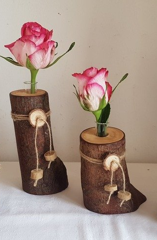 Holzvase aus Lärche mit Reagenzglas Holzvase aus Stämmchen mit Reagenzglas, Lärche