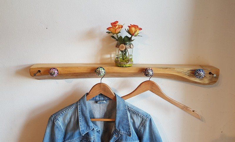 Garderobe alter Balken mit vintage Keramik Türknöpfe /Griffe Exklusives Lieblingsstück Unikat Handarbeit