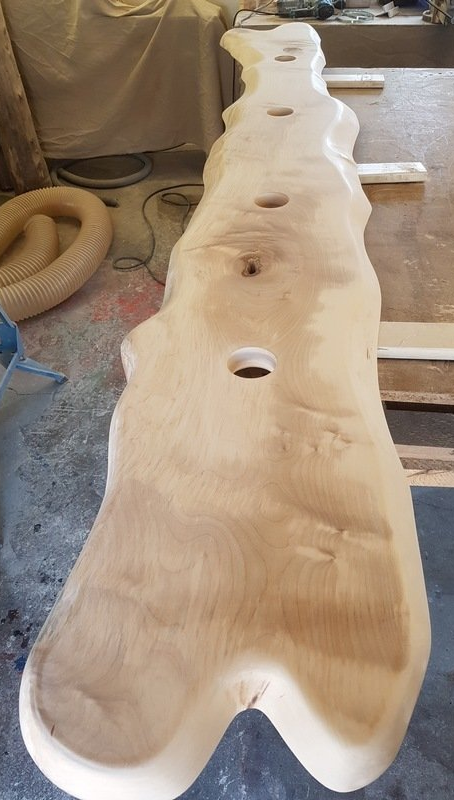 langes Ahornbrett geschliffen und für Einbaustrahler vorbereitet langes Ahornbrett geschliffen