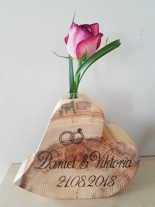 Holzvase mit Reagenzglas natur graviert in Herzform Exklusives Lieblingsstück Unikat Handarbeit