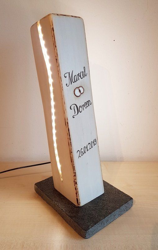 Tischlampe aus Holzbalken weiß gebeizt mit LED Stripe und individueller Aufschrift Unikat Exklusives Lieblingsstück