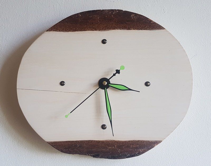 Wanduhr aus Holz Fichtenbrett weiß gebeizt, geölt Exklusives Lieblingsstück Unikat Handarbeit