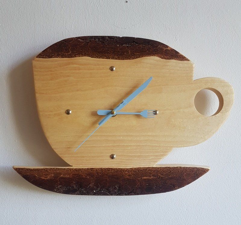 Wanduhr aus Holz Fichtenbrett geölt in Tassenform Exklusives Lieblingsstück Unikat Handarbeit