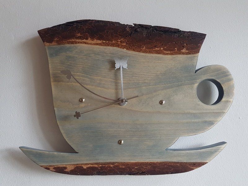 Wanduhr aus Holz Fichtenbrett grau gebeizt, geölt in Tassenform Exklusives Lieblingsstück Unikat Handarbeit