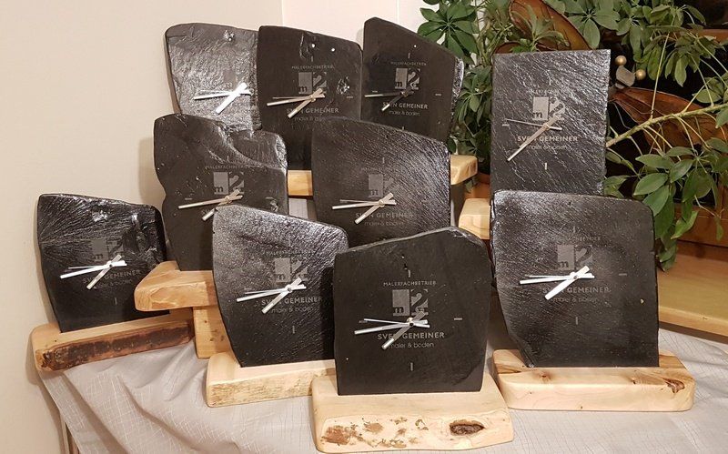 Uhr auf alter Schiefer mit Holzfuss Weihnachtsgeschenke Präsente Exklusives Lieblingsstück