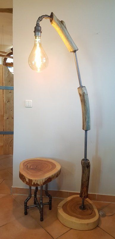 Stehlampe und Hocker Esche Baumscheibe geölt und Temperguss Industrial Style Industrie Look Unikat Exklusives Lieblingsstück