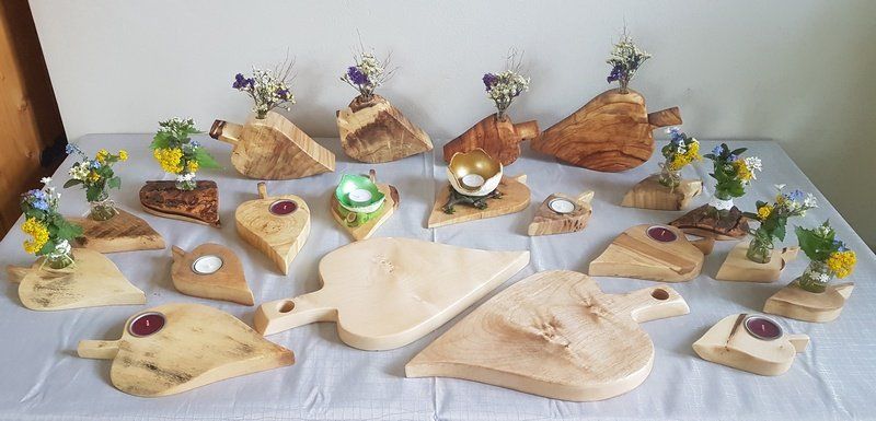 Holzvasen und Kerzenständer in der Wohlfühlherberge Weitblick in Erlbach