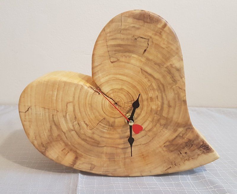 Holzherz aus Pappel Holz Standuhr natur in Herzform Exklusives Lieblingsstück Unikat Handarbeit