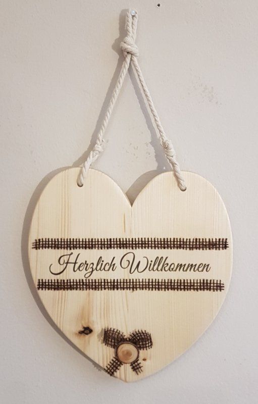 Wanddeko aus Holz in Herzform
